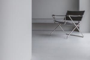 【祐天寺駅5分/3F】明るいトーンのスムースモルタルの床と淡いグレーの壁、洗礼された印象のベッドルームが印象的な撮影スタジオ