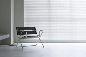 【祐天寺駅5分/3F】明るいトーンのスムースモルタルの床と淡いグレーの壁、洗礼された印象のベッドルームが印象的な撮影スタジオ