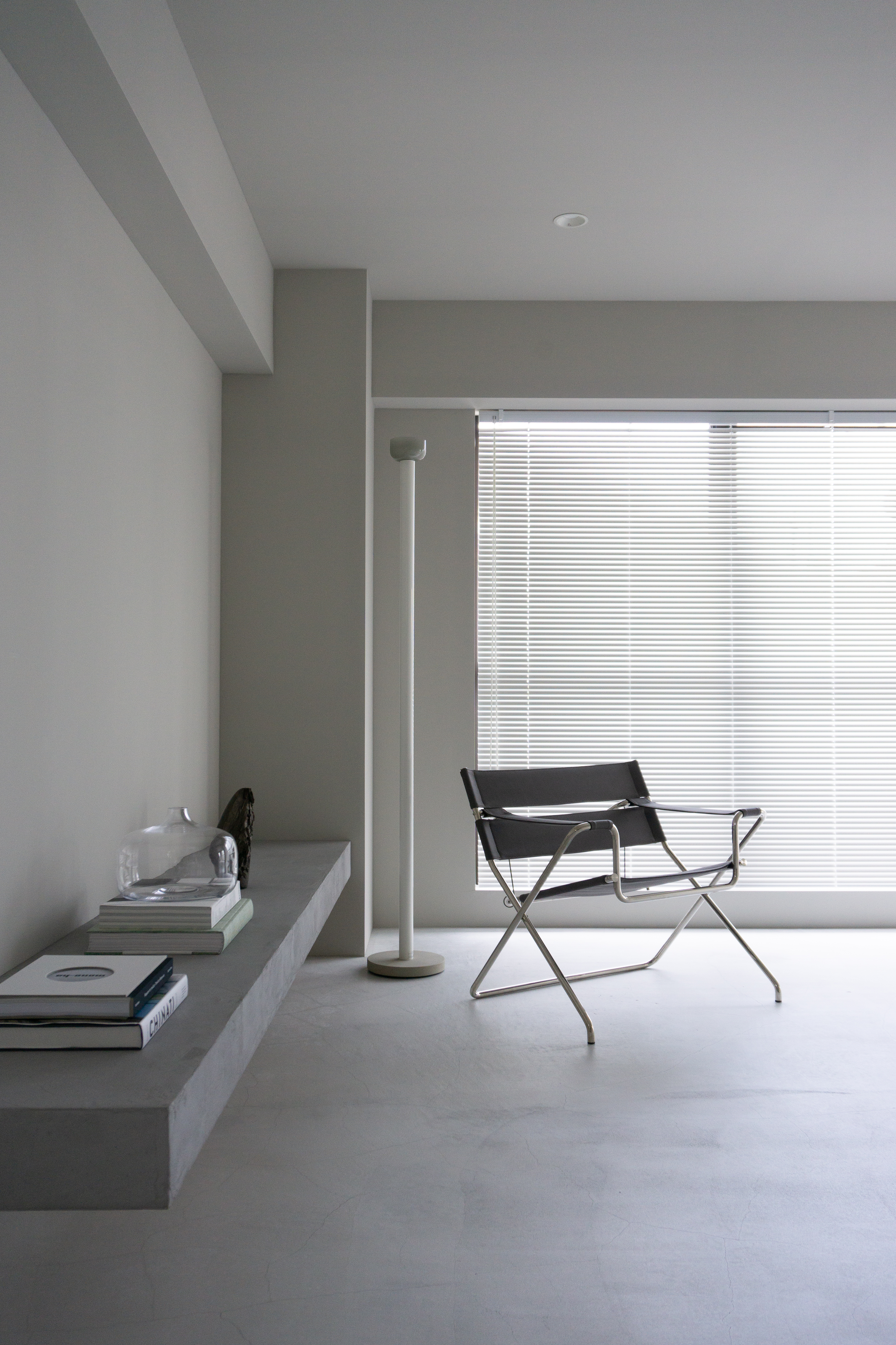 【祐天寺駅5分/3F】明るいトーンのスムースモルタルの床と淡いグレーの壁、洗礼された印象のベッドルームが印象的な撮影スタジオの画像9