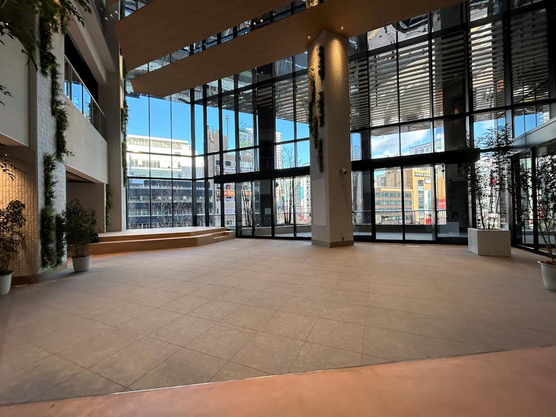 【COCONO SUSUKINO】「3階屋内広場」大型ポップアップ、音楽・アーティストのステージイベントに最適なCOCONO SQUARE吹き抜けイベントスペース