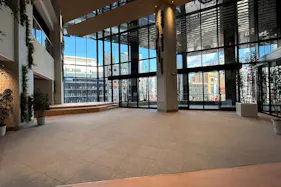 【COCONO SUSUKINO】「3階屋内広場」大型ポップアップ、音楽・アーティストのステージイベントに最適なCOCONO SQUARE吹き抜けイベントスペース