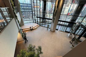 【COCONO SUSUKINO】「3階屋内広場」大型ポップアップ、音楽・アーティストのステージイベントに最適なCOCONO SQUARE吹き抜けイベントスペース