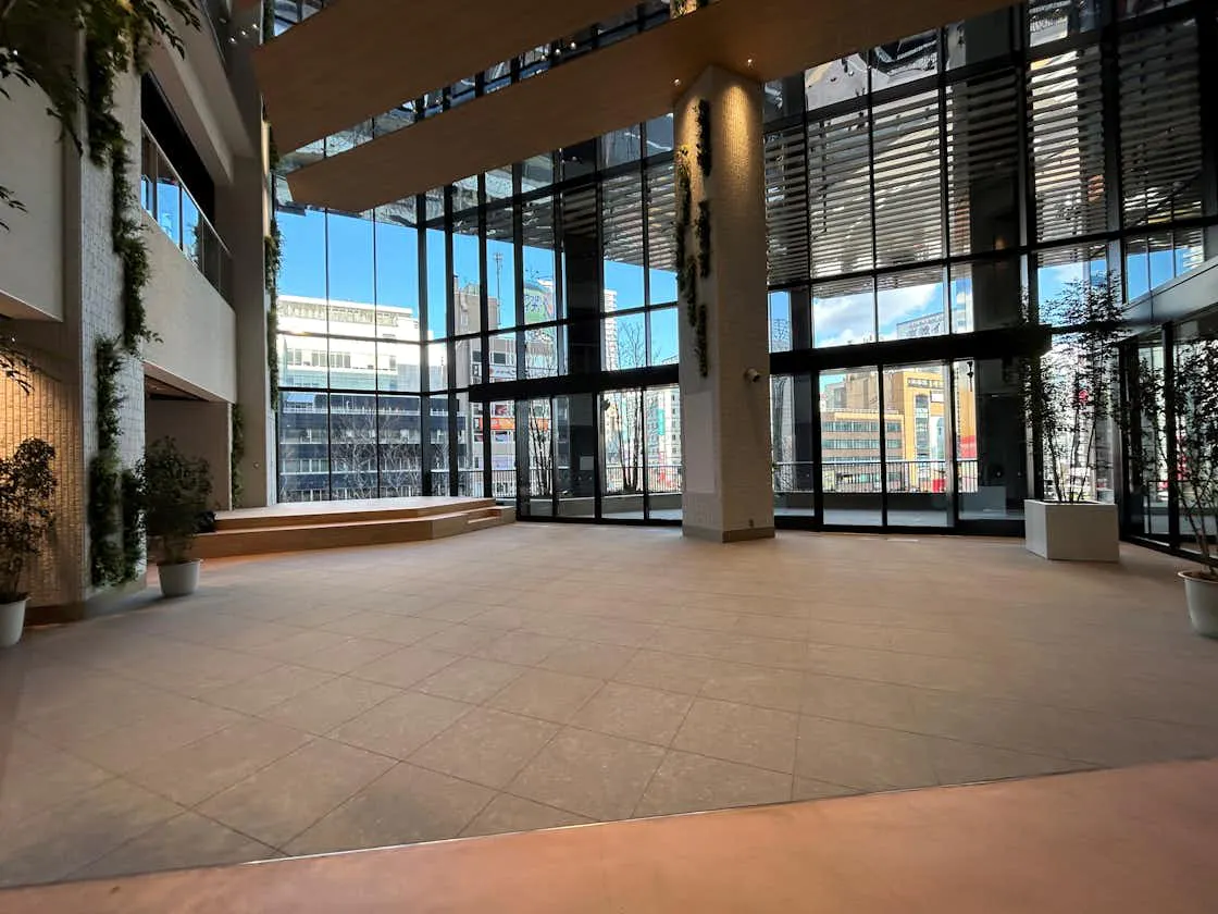 【COCONO SUSUKINO】「3階屋内広場」大型ポップアップ、音楽・アーティストのステージイベントに最適なCOCONO SQUARE吹き抜けイベントスペース