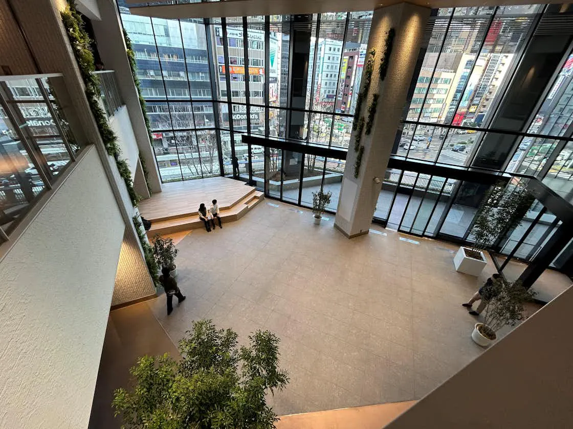 【COCONO SUSUKINO】「3階屋内広場」大型ポップアップ、音楽・アーティストのステージイベントに最適なCOCONO SQUARE吹き抜けイベントスペース