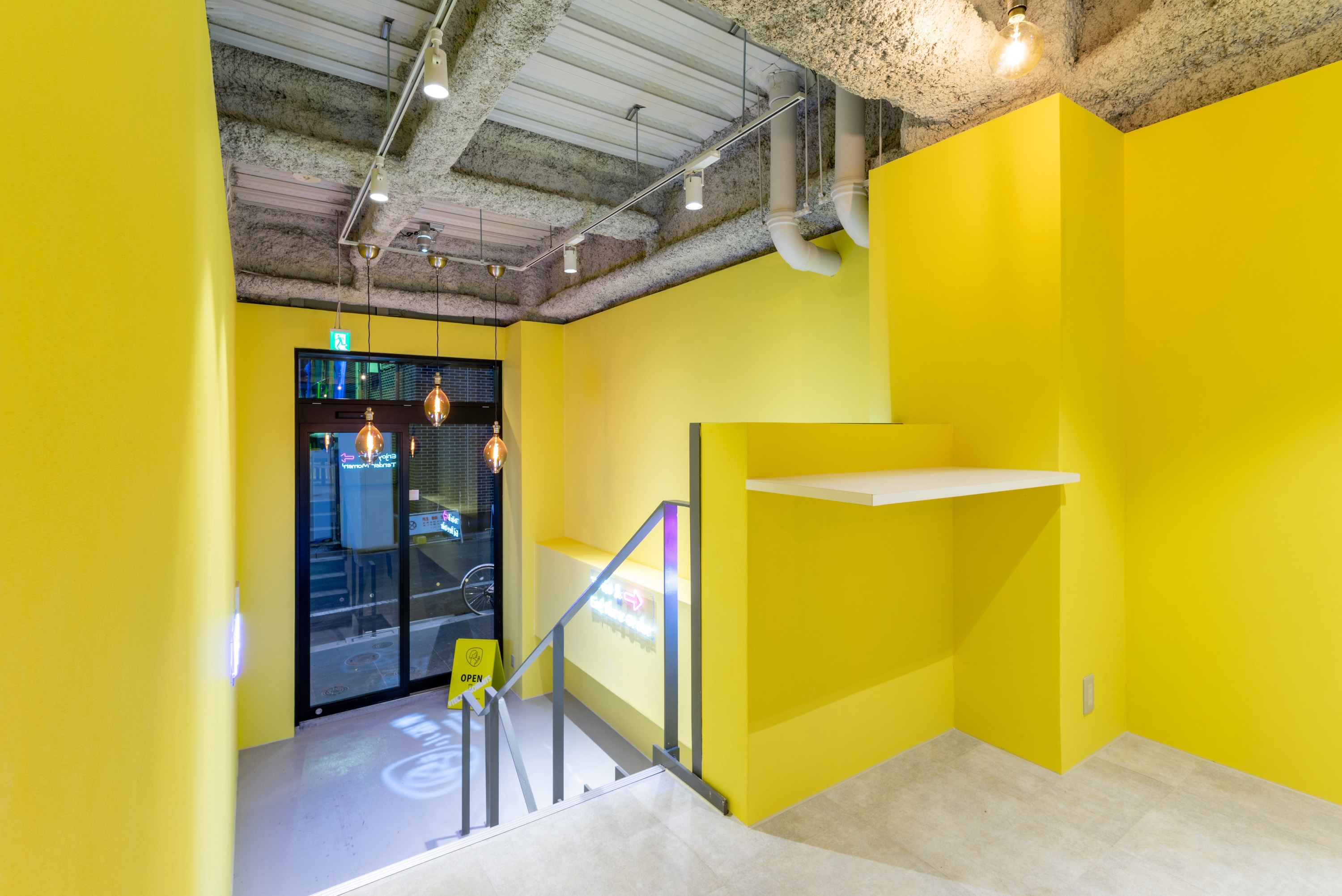 半地下と1Fに分かれています。地下のカフェもご相談によりご利用可能です。