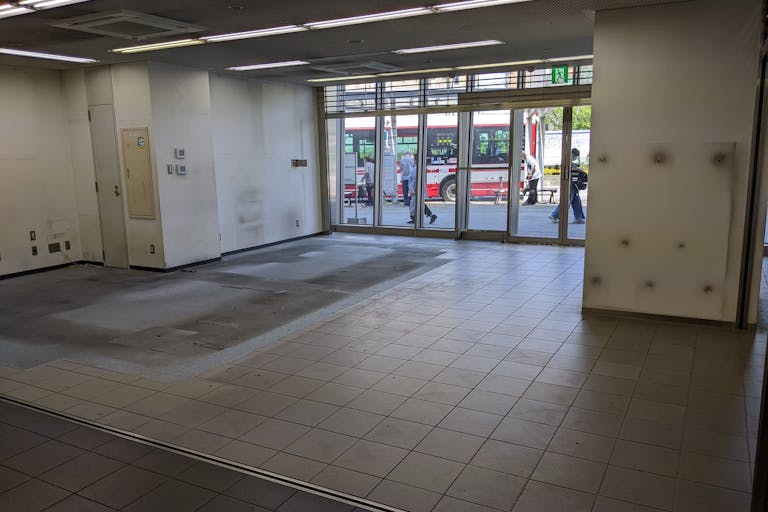 【寝屋川市駅】プロモーションイベントや食物販、物販のポップアップストアに最適な改札外区画のイベントスペースの画像1