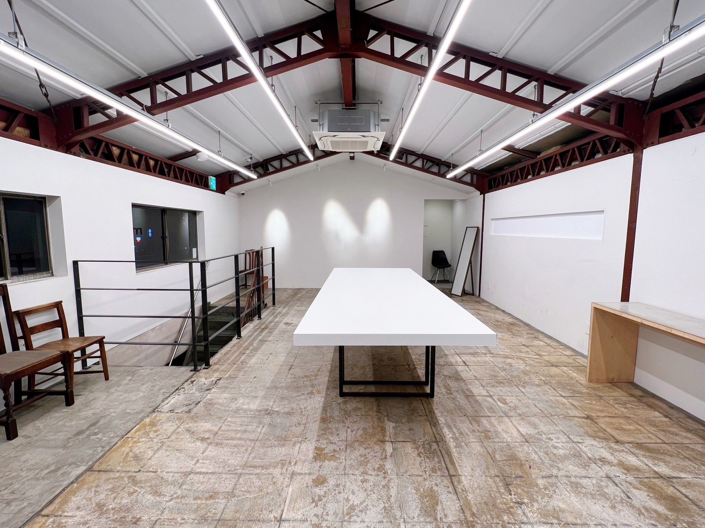 チェアを移動、テーブルのシート貼替(随時対応可能)