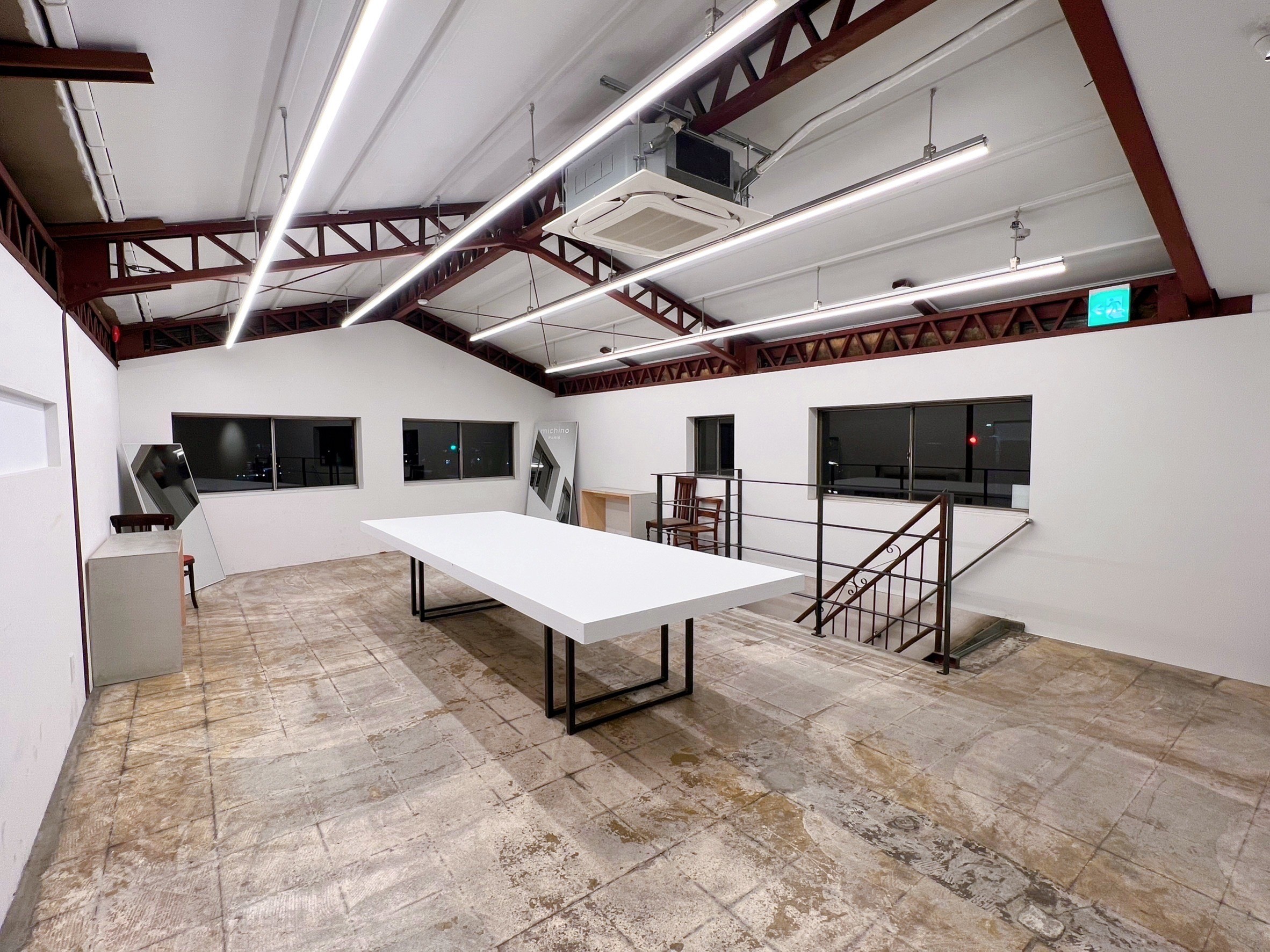 チェアを移動、テーブルのシート貼替(随時対応可能)