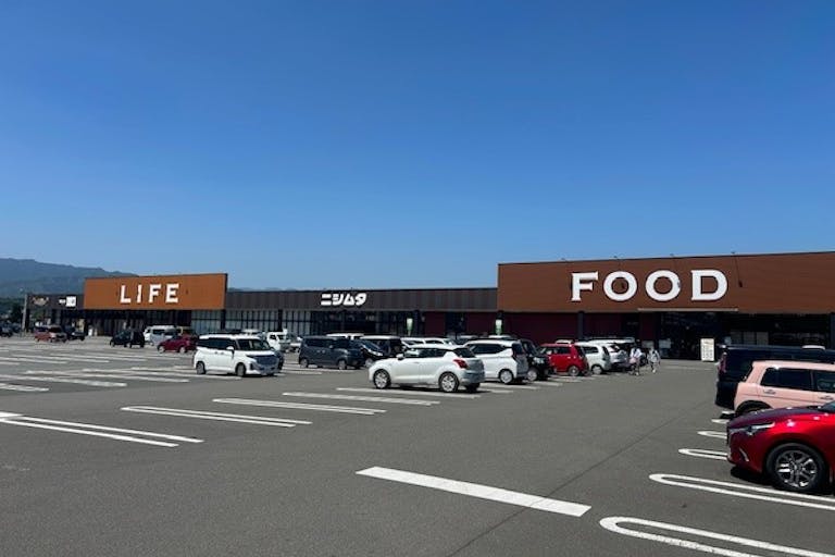 【スーパーセンターニシムタ人吉店】【スーパーセンターニシムタ人吉店FOOD＆LIFE館】食物販や販促プロモーションに利用可能な1階フロアにあるイベントスペース