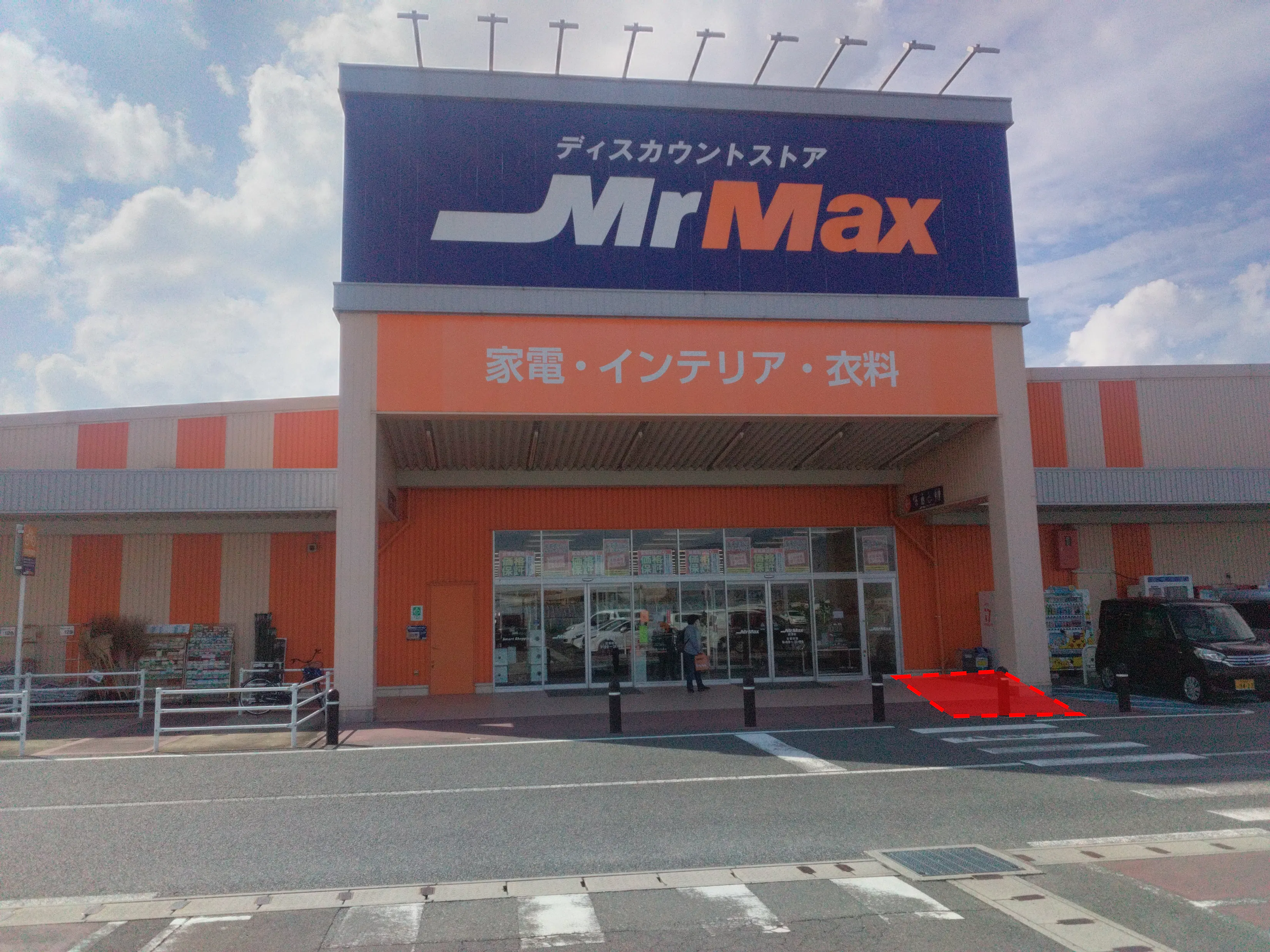 【ミスターマックス 唐津店】家電側入口（右側） 販促プロモーションや物販用途に最適な総合ディスカウントストアの催事イベントスペースの画像