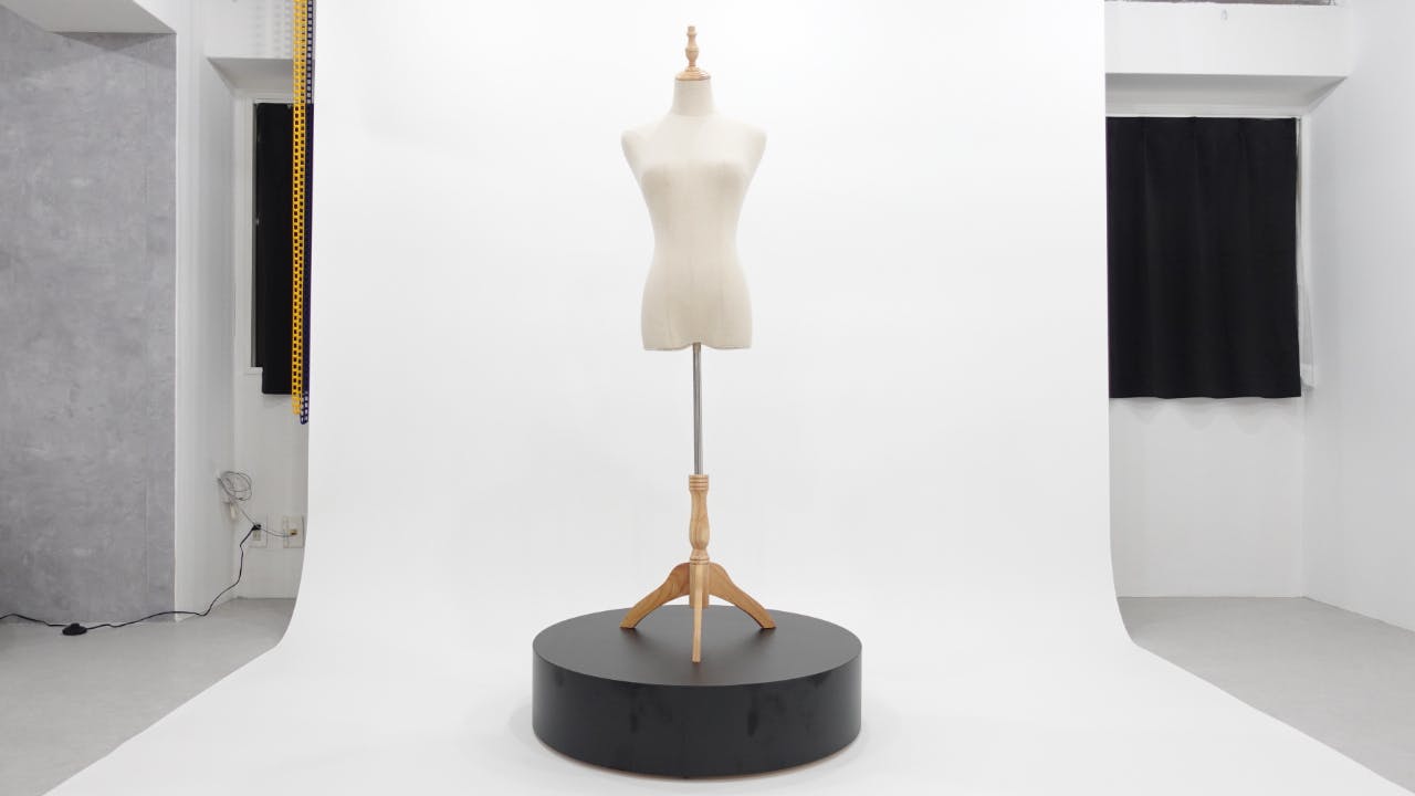 【円柱台】直径80cm、高さ20cm。人が乗ることができます。