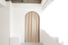 【御徒町駅6分】展示会、撮影用途に最適な2面採光のイベントスペース。ハンガーラック7本貸出