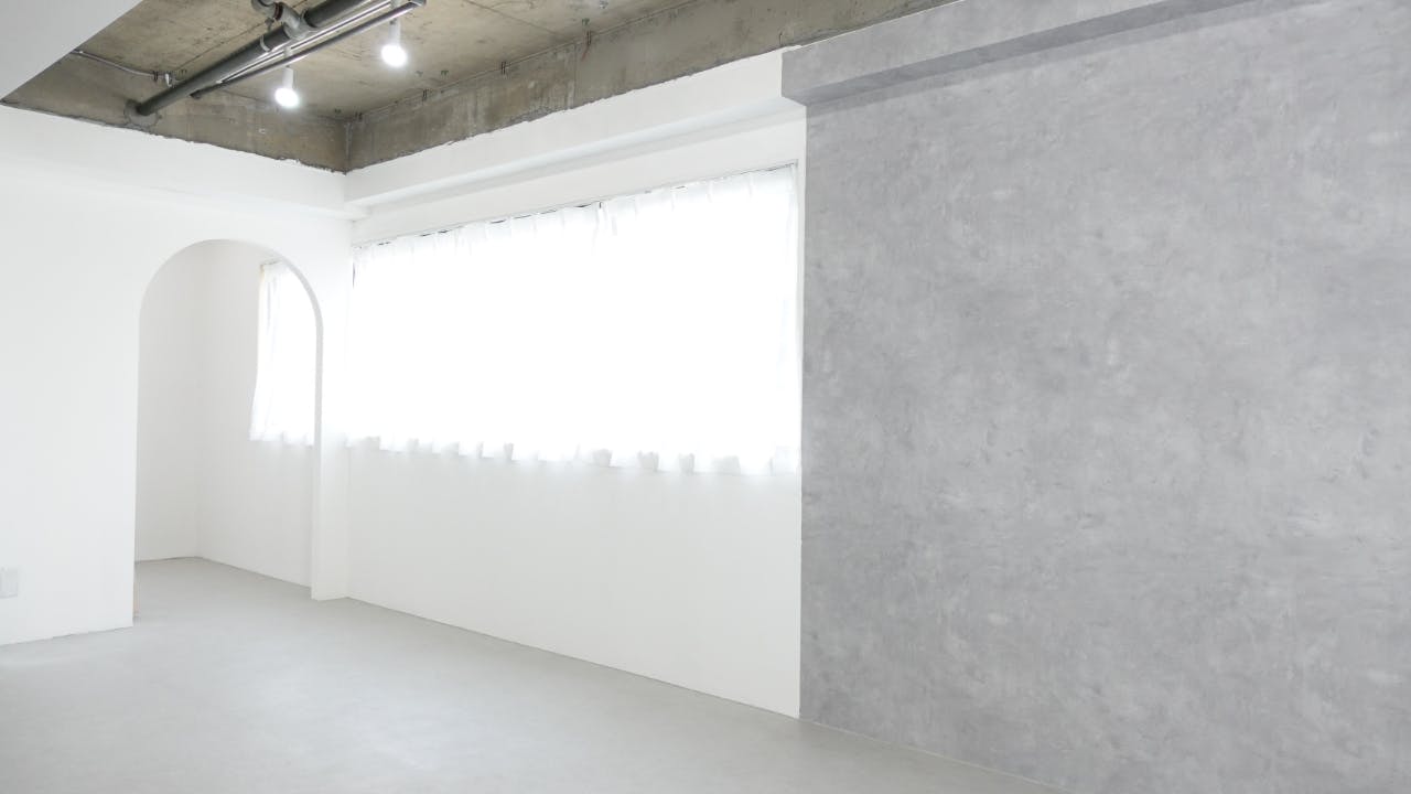 【アーチ】アーチと窓はコンクリ壁の左にあります（北）
