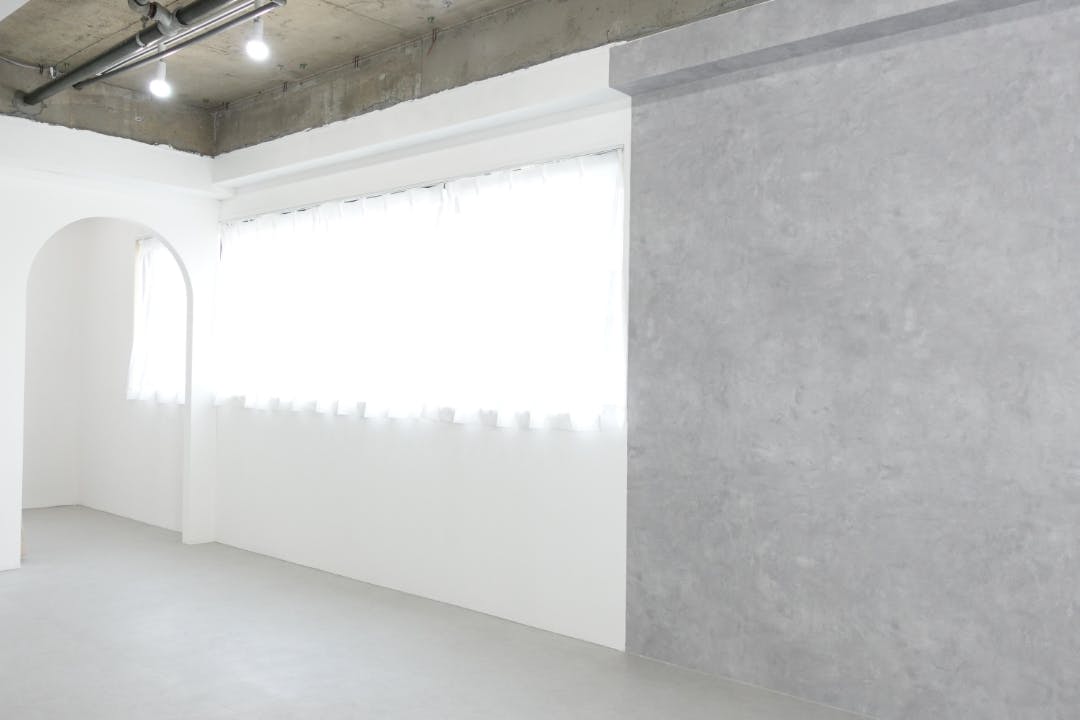【アーチ】アーチと窓はコンクリ壁の左にあります(北)