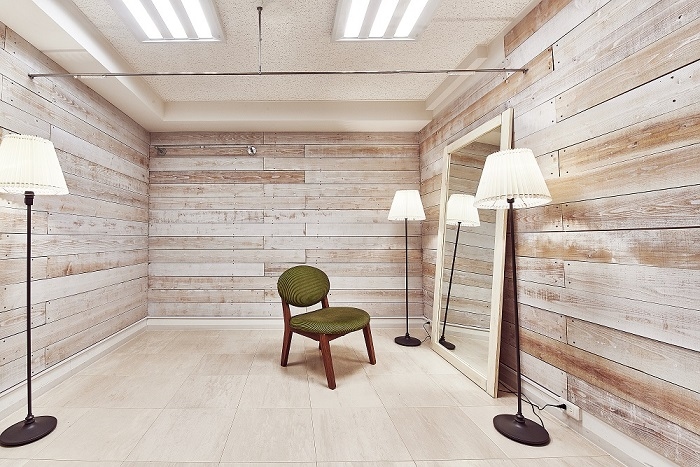 地下にバックヤードがあり、試着室やストックスペースとしてご活用いただけます。