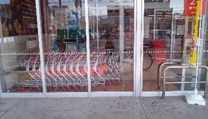 【西友　熱田三番町店】1階店舗入口横 軒下　プロモーション用途や物販、食物販のポップアップストアに最適なスーパーの屋外催事イベントスペース