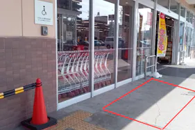 【西友 熱田三番町店】1階店舗入口横 軒下 プロモーション用途や物販、食物販のポップアップストアに最適なスーパーの屋外催事イベントスペース