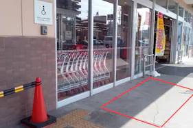 【西友 熱田三番町店】1階店舗入口横 軒下 プロモーション用途や物販、食物販のポップアップストアに最適なスーパーの屋外催事イベントスペース
