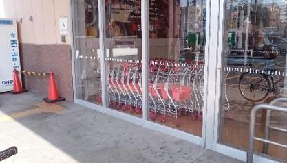 【西友　熱田三番町店】1階店舗入口横 軒下　プロモーション用途や物販、食物販のポップアップストアに最適なスーパーの屋外催事イベントスペース