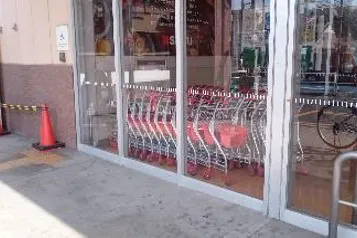 【西友 熱田三番町店】1階店舗入口横 軒下 プロモーション用途や物販、食物販のポップアップストアに最適なスーパーの屋外催事イベントスペース
