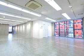 【心斎橋駅4分】充実した無料備品や、コンクリート打ち放し仕上げの内装はスタイリッシュで、展示会場や販売会などのイベントにも適しています。