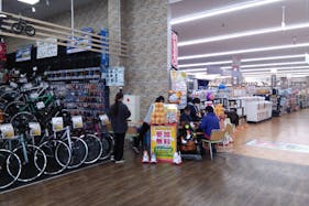 【サンデー塩釜店】屋内サイクル売場横 食物販やプロモーション等の出店に最適なホームセンター店内のイベントスペース