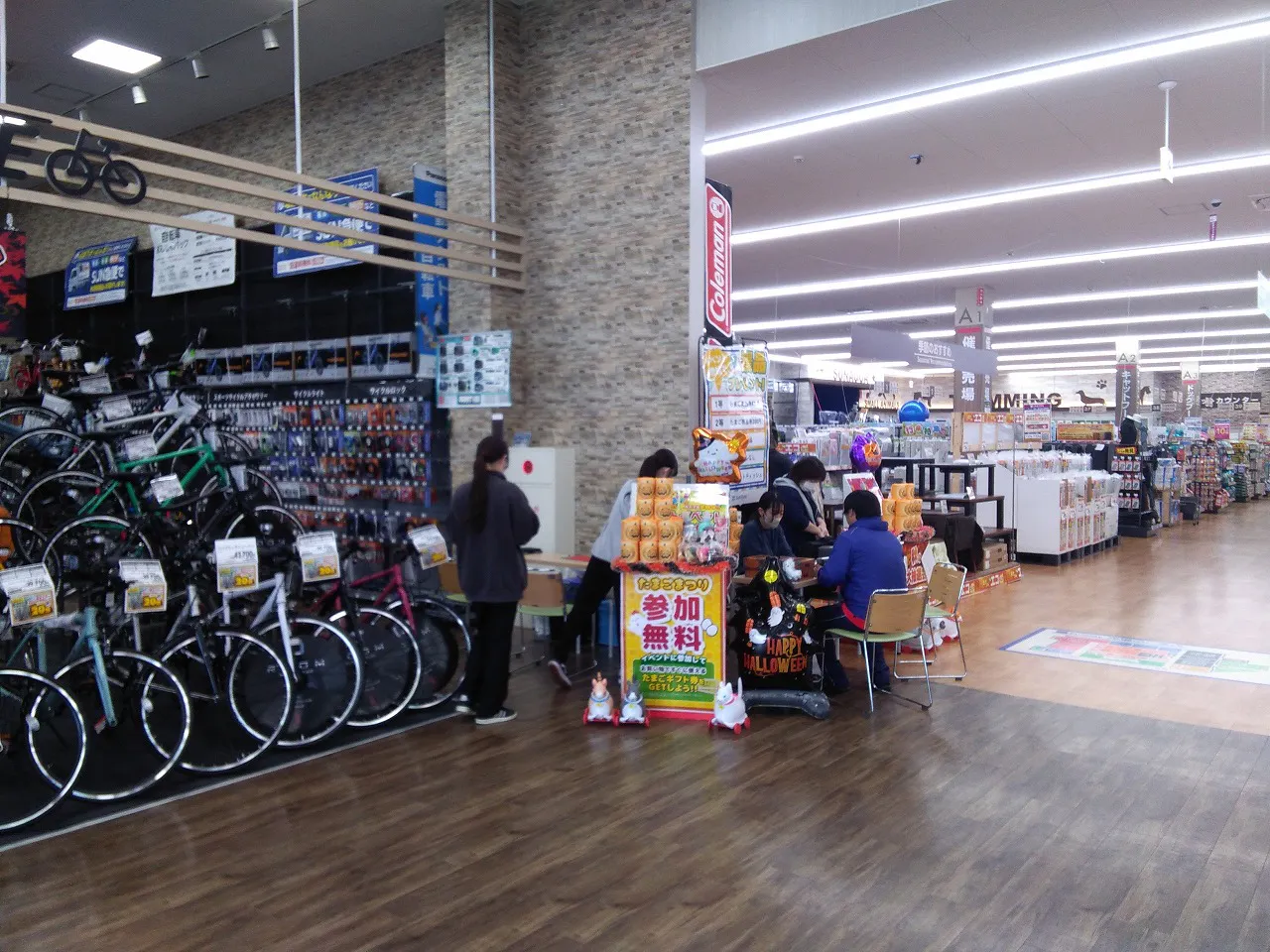 【サンデー塩釜店】屋内サイクル売場横　食物販やプロモーション等の出店に最適なホームセンター店内のイベントスペースの画像