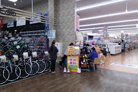 【サンデー塩釜店】屋内サイクル売場横 食物販やプロモーション等の出店に最適なホームセンター店内のイベントスペース