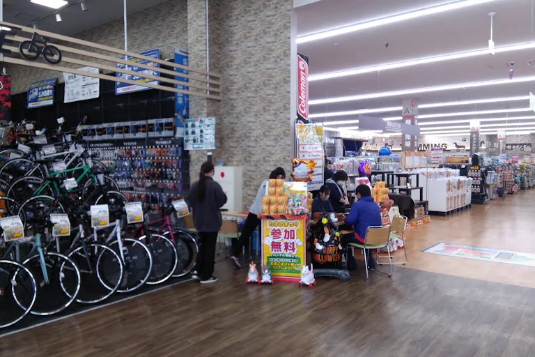 【サンデー塩釜店】屋内サイクル売場横 食物販やプロモーション等の出店に最適なホームセンター店内のイベントスペースの画像1