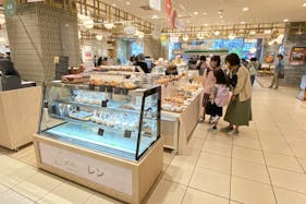 【北千住マルイ】2階 カレンダリウムF13【食物販・物産展】店内入って正面、什器完備の好立地スペース