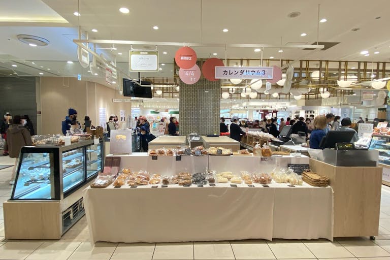 【北千住マルイ】2階 カレンダリウムF13【食物販・物産展】店内入って正面、什器完備の好立地スペースの画像1