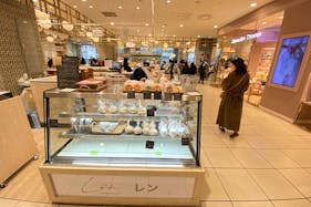 【北千住マルイ】2階 カレンダリウムF13【食物販・物産展】店内入って正面、什器完備の好立地スペース