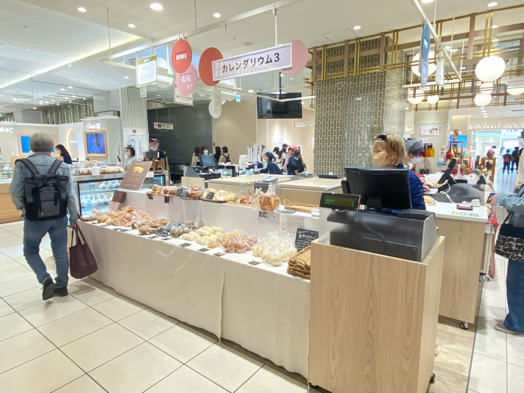 【北千住マルイ】2階 カレンダリウムF13【食物販・物産展】店内入って正面、什器完備の好立地スペース