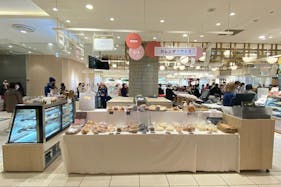 【北千住マルイ】2階 カレンダリウムF13【食物販・物産展】店内入って正面、什器完備の好立地スペース