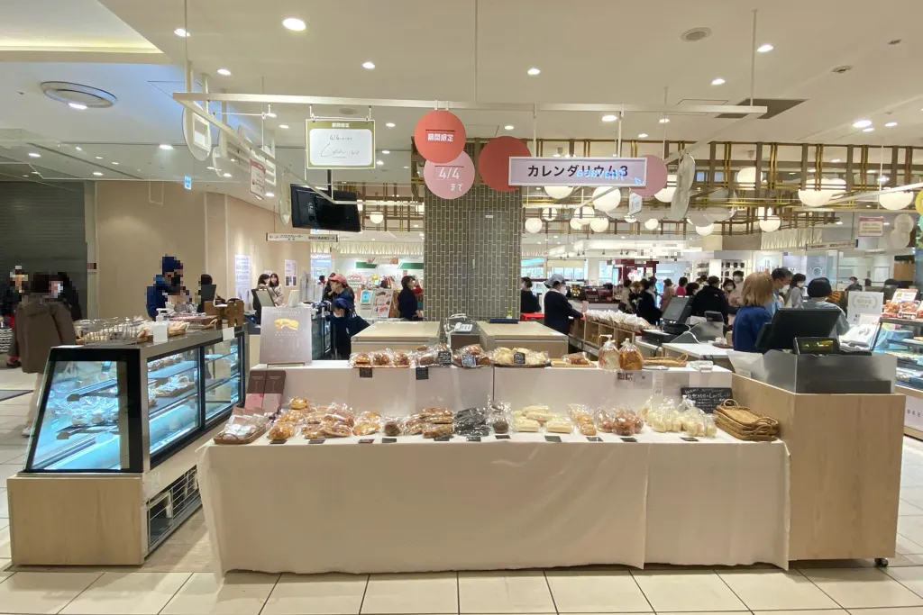 【北千住マルイ】2階 カレンダリウムF13【食物販・物産展】店内入って正面、什器完備の好立地スペース