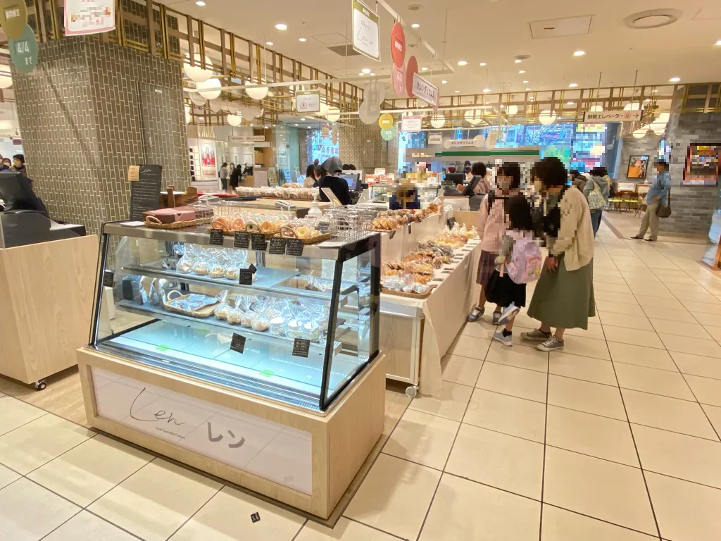 【北千住マルイ】2階 カレンダリウムF13【食物販・物産展】店内入って正面、什器完備の好立地スペース