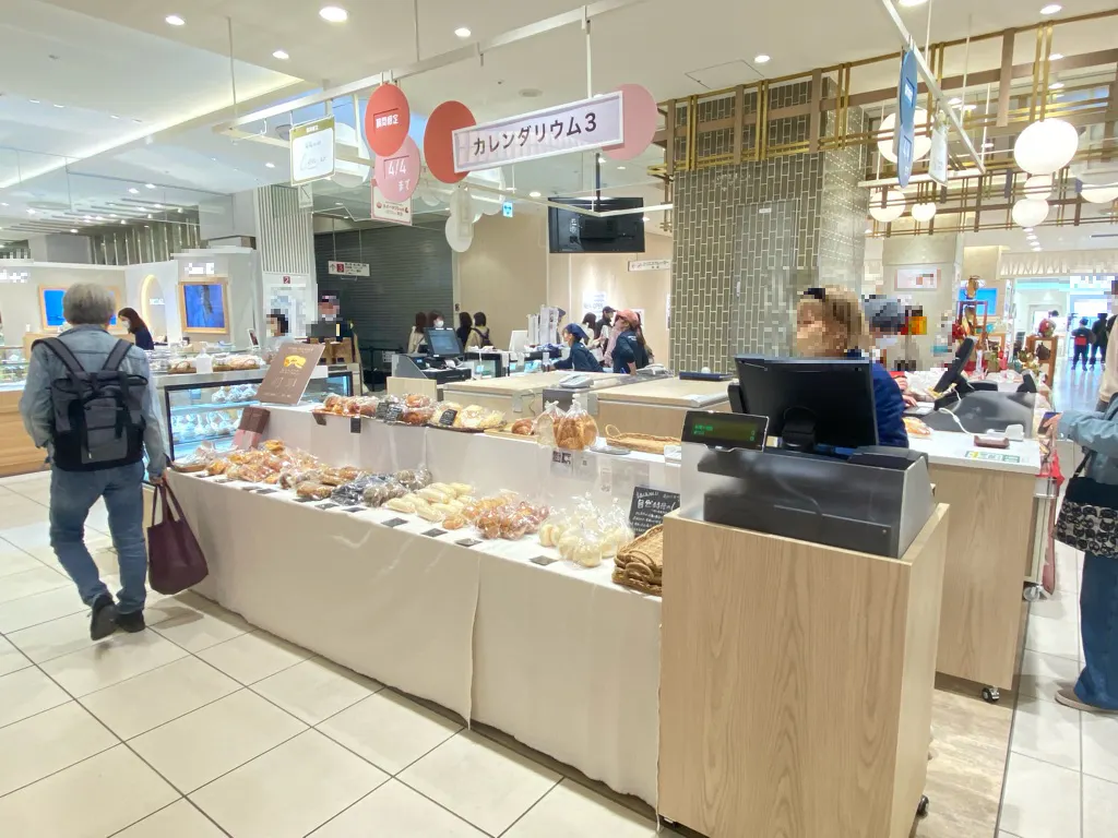 【北千住マルイ】2階 カレンダリウムF13【食物販・物産展】店内入って正面、什器完備の好立地スペース