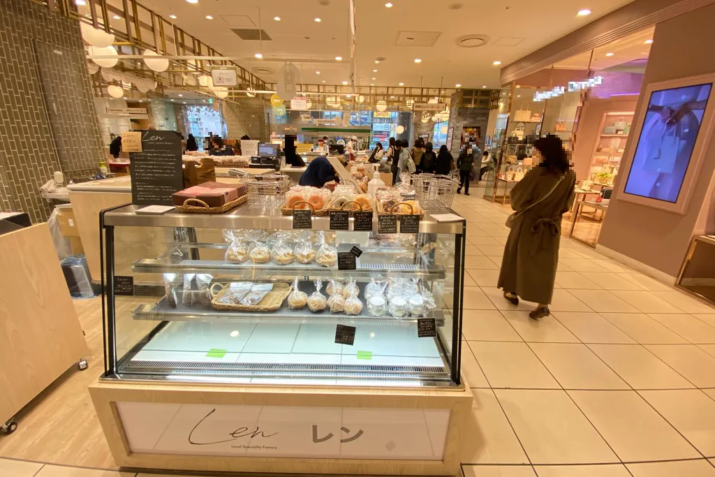 【北千住マルイ】2階 カレンダリウムF13【食物販・物産展】店内入って正面、什器完備の好立地スペース