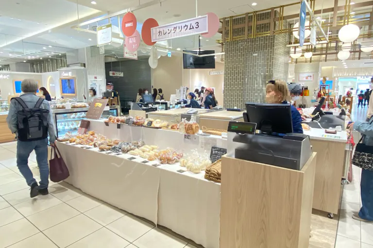 【北千住マルイ】2階 カレンダリウムF13【食物販・物産展】店内入って正面、什器完備の好立地スペースの画像3