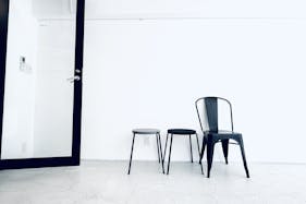 【池尻大橋5分】展示会やポップアップに最適な自然光が入る目黒川沿いの白壁、天吊りハンガーつきスペース