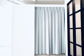 【池尻大橋5分】展示会やポップアップに最適な自然光が入る目黒川沿いの白壁、天吊りハンガーつきスペース