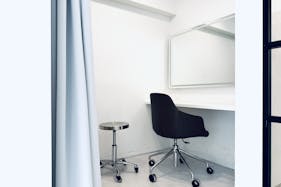 【池尻大橋5分】展示会やポップアップに最適な自然光が入る目黒川沿いの白壁、天吊りハンガーつきスペース