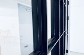 【池尻大橋5分】展示会やポップアップに最適な自然光が入る目黒川沿いの白壁、天吊りハンガーつきスペース