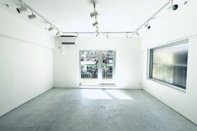 【池尻大橋5分】展示会やポップアップに最適な自然光が入る目黒川沿いの白壁、天吊りハンガーつきスペース