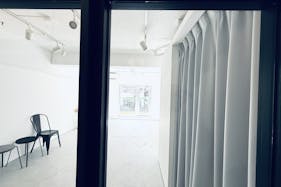 【池尻大橋5分】展示会やポップアップに最適な自然光が入る目黒川沿いの白壁、天吊りハンガーつきスペース