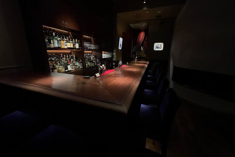 7mを超えるウォールナットカウンター