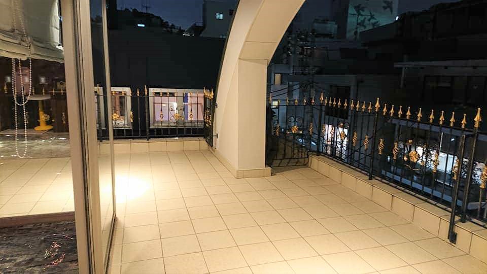 バルコニーもあり屋外の雰囲気も味わえます。