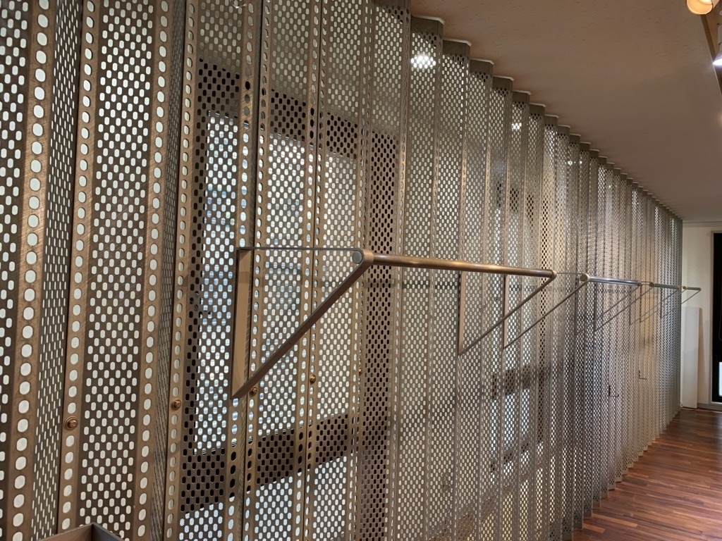 壁掛けラック付きで洋服を掛けることがで出来ます。