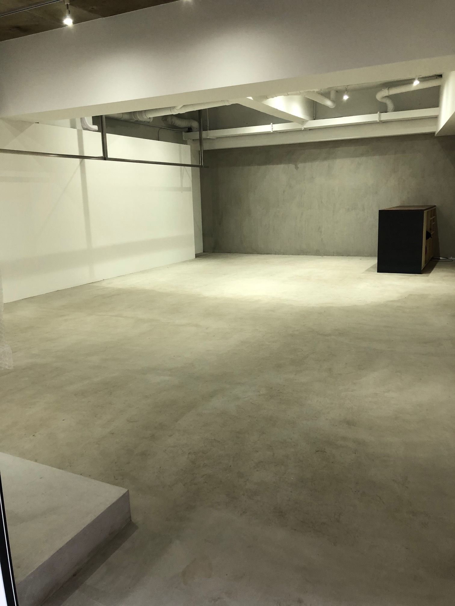 白基調のスペースで自由に室内雰囲気を作ることが可能です。