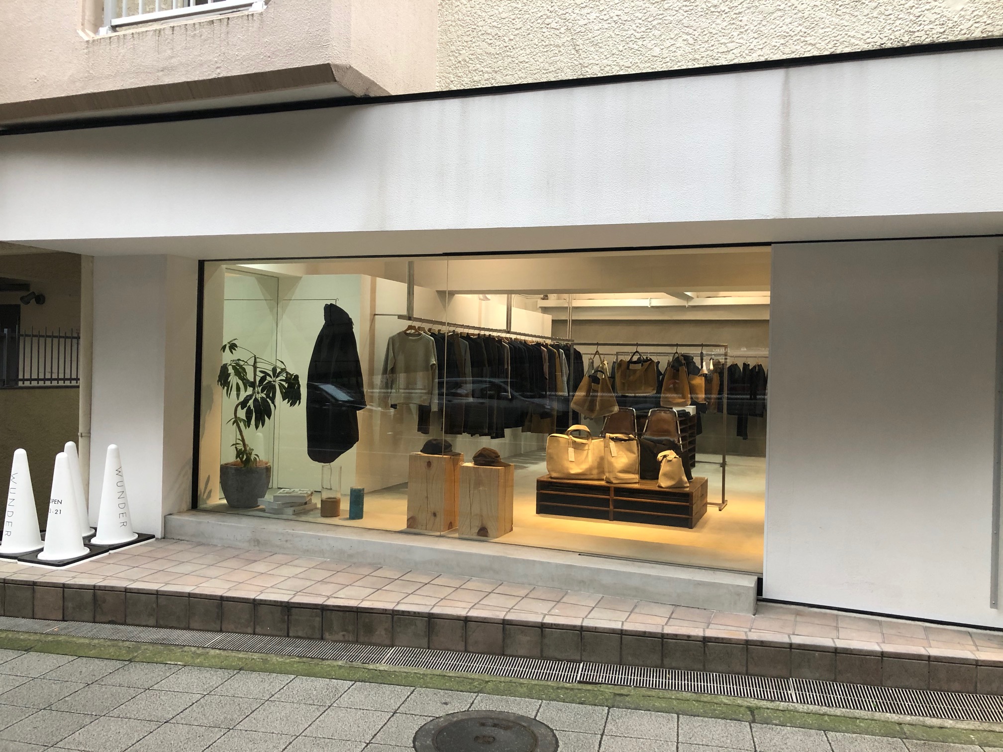 国道246号に面した視認性の高いスペースです。